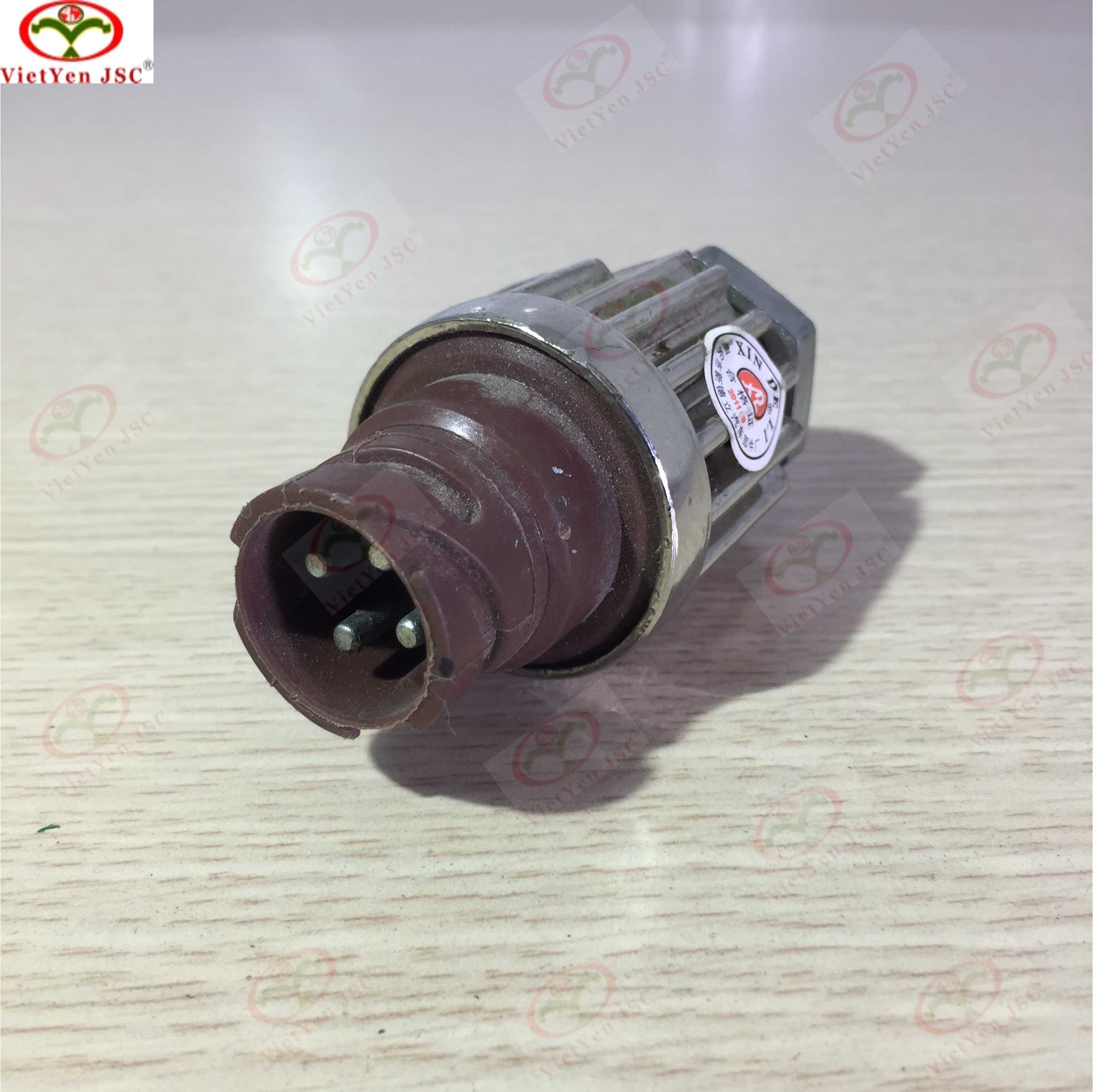 Công tắc báo đèn phanh xe Howo - M22